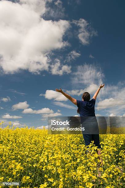 Frau In Canola Field Stockfoto und mehr Bilder von Frühling - Frühling, Provinz Alberta, Abgeschiedenheit