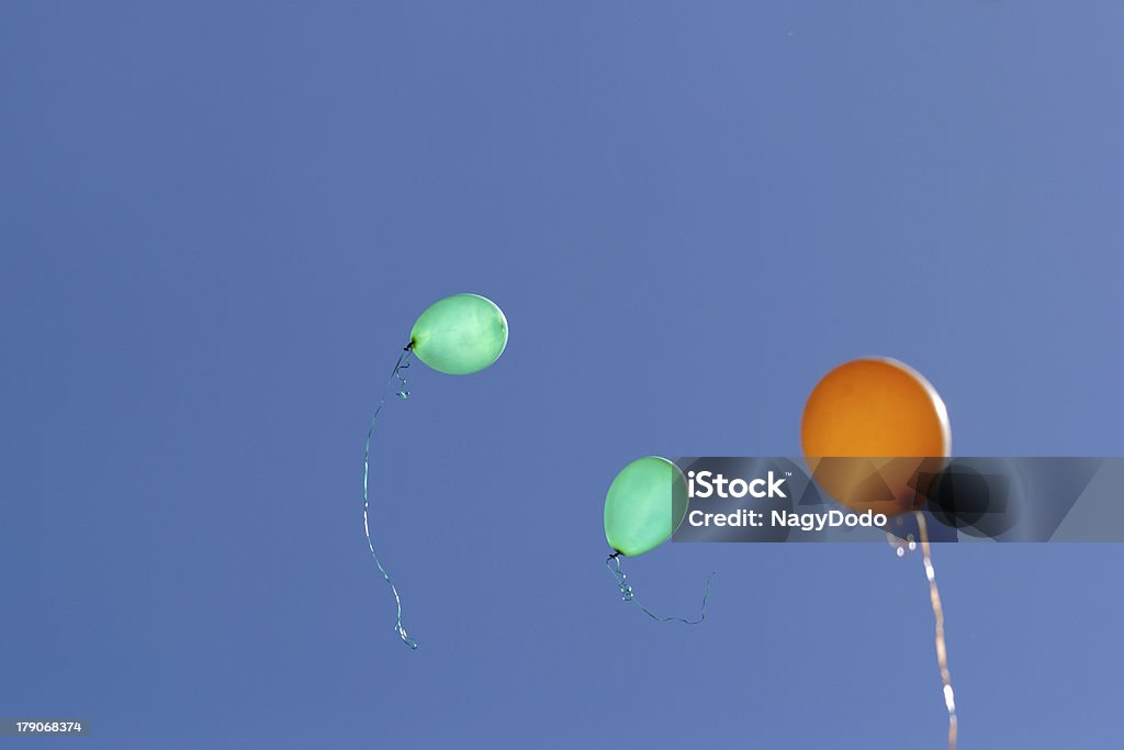 Kolorowe Balony w niebo - Zbiór zdjęć royalty-free (Balon)