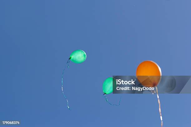 Kolorowe Balony W Niebo - zdjęcia stockowe i więcej obrazów Balon - Balon, Balon na hel, Dekoracja