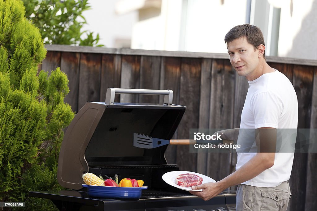 Homem grilling alimentos - Royalty-free Churrascada Foto de stock