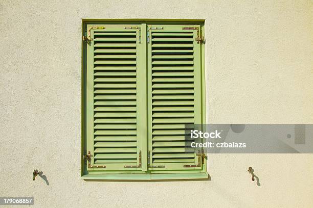 Fechado Verde Postigos Em Uma Parede Amarelo Vivo - Fotografias de stock e mais imagens de Antigo - Antigo, Antiguidade, Ao Ar Livre