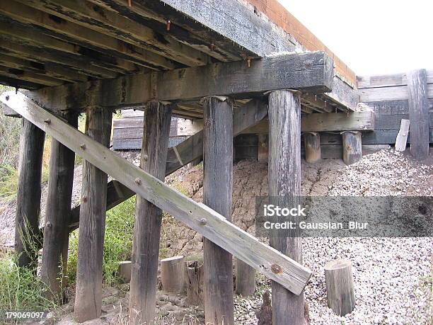 Apoyo Foto de stock y más banco de imágenes de Columna arquitectónica - Columna arquitectónica, Debajo de, Desgastado por el tiempo