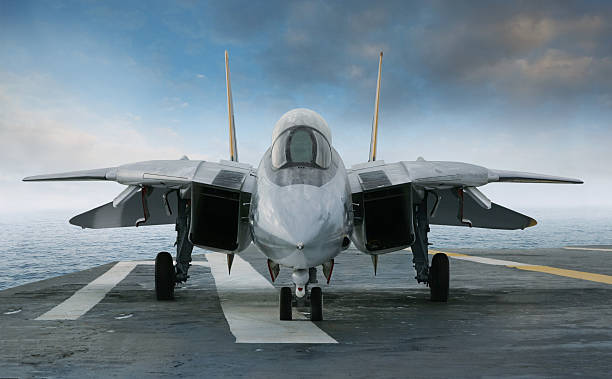 f - 14 jet fighter auf hellcat carrier deck - flugzeugträger stock-fotos und bilder
