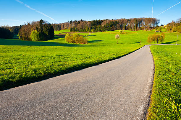 istock Road to the Farmhouse 179069628