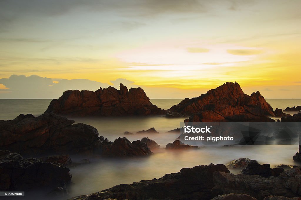 Onda di acqua su rocce al tramonto - Foto stock royalty-free di Acqua