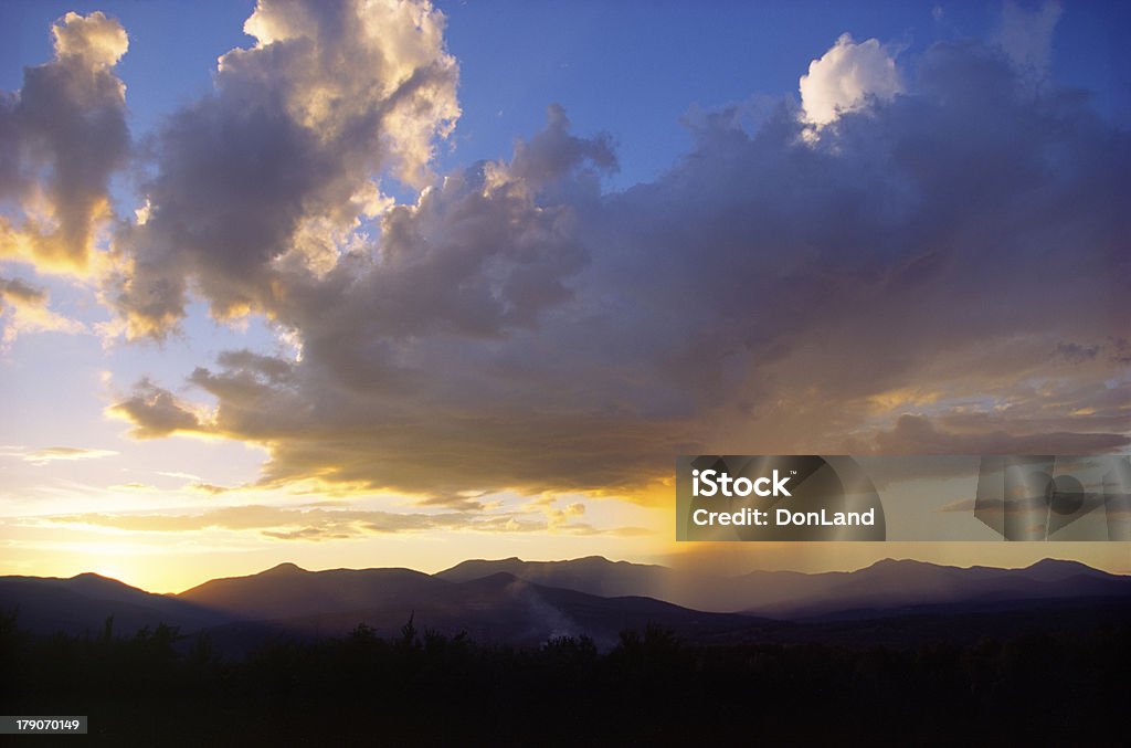 Zachód słońca, gdy pada na Mt. Mansfield, Stowe, Vermont - Zbiór zdjęć royalty-free (Ameryka Północna)