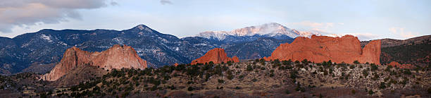 der garden of the gods und pikes peak panorama - the ramparts stock-fotos und bilder