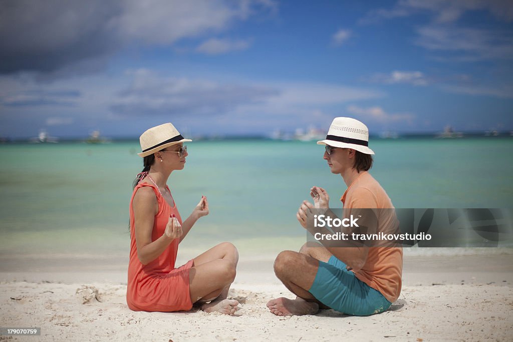 Jovem Casal desfrutar de um do outro e yoga na praia - Royalty-free Adulto Foto de stock