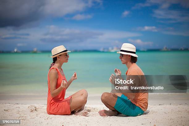 Jovem Casal Desfrutar De Um Do Outro E Yoga Na Praia - Fotografias de stock e mais imagens de Adulto