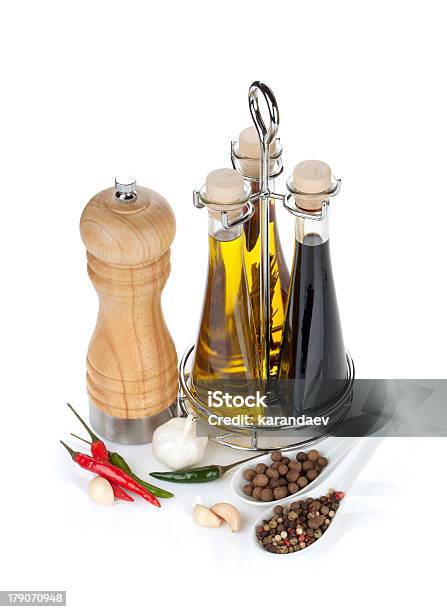 Flaschen Mit Olivenöl Essig Und Gewürze Und Pfefferstreuer Stockfoto und mehr Bilder von Balsamico