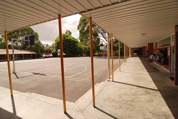 primary school courtyard open air courtyard with basketball court of a public primary school in western australia courtyard stock pictures, royalty-free photos & images