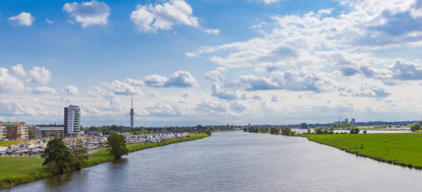 Roermond의 Meuse 강과 항구의 파노라마 스톡 사진