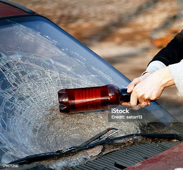 Hooligan Überwältigenden Windschutzscheibe Stockfoto und mehr Bilder von Auto - Auto, Beschädigt, Bizarr