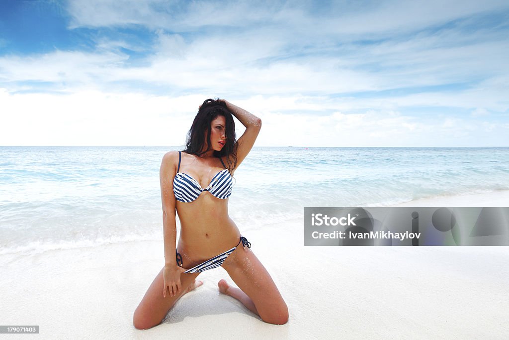 Красивая женщина на пляже - Стоковые фото Белый роялти-фри