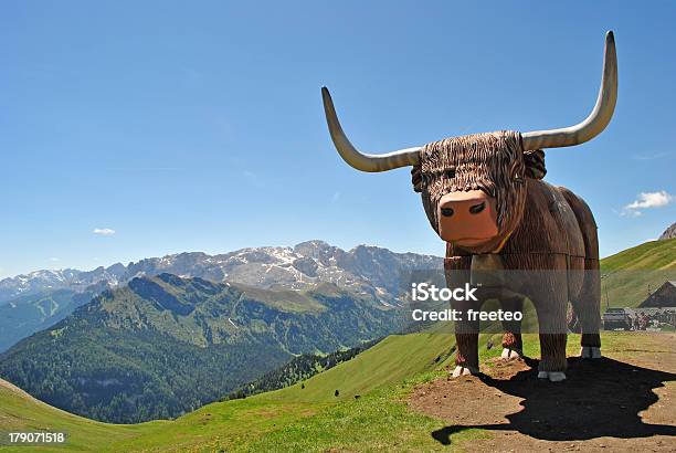 Bisonte Americano De Bosque Foto de stock y más banco de imágenes de Aire libre - Aire libre, Alpes Dolomíticos, Alpes Europeos
