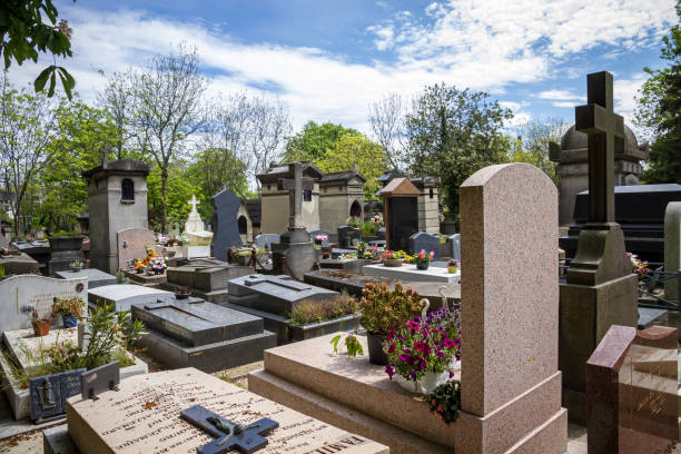 grab auf dem friedhof père lachaise, paris, frankreich - lachaise stock-fotos und bilder