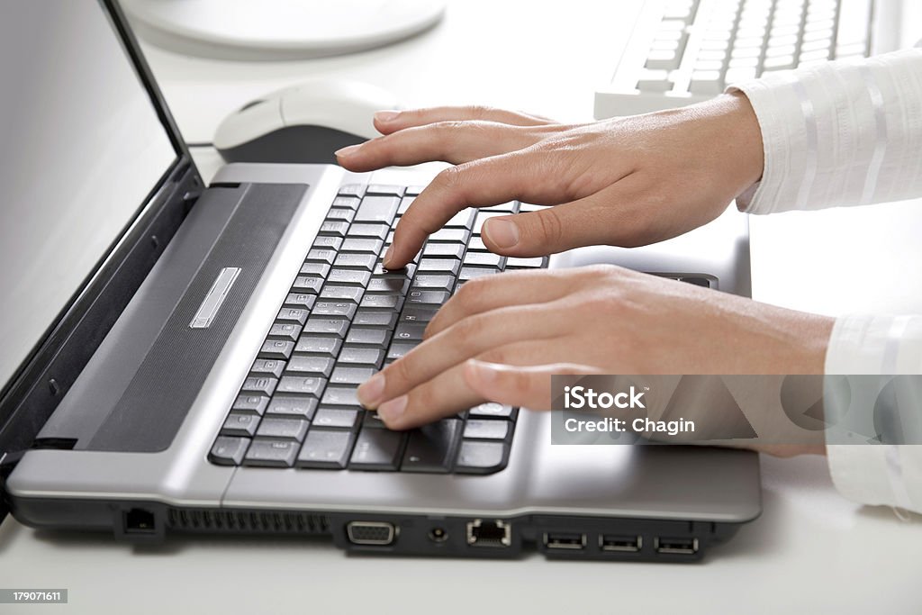 Mãos e um computador - Foto de stock de Adulto royalty-free