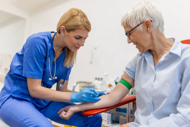 technolog medyczny wykonujący usługi pobierania krwi dla pacjenta. asystent laboratoryjny w sterylnych gumowych rękawicach pobierający próbkę krwi od pacjenta. - blood sample blood tube pathologist zdjęcia i obrazy z banku zdjęć