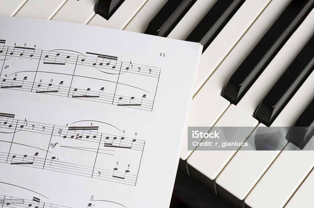 Folha de músicas de fundo com teclado de piano - Foto de stock de Arte, Cultura e Espetáculo royalty-free