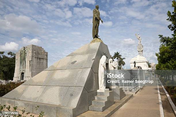 Cimitero Strada Principale Lavana - Fotografie stock e altre immagini di Ambientazione tranquilla - Ambientazione tranquilla, America Latina, Angelo