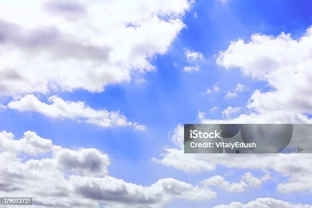 Bela Céu Com Nuvens Brancas - Fotografias de stock e mais imagens de Ambiente - Ambiente, Ao Ar Livre, Azul