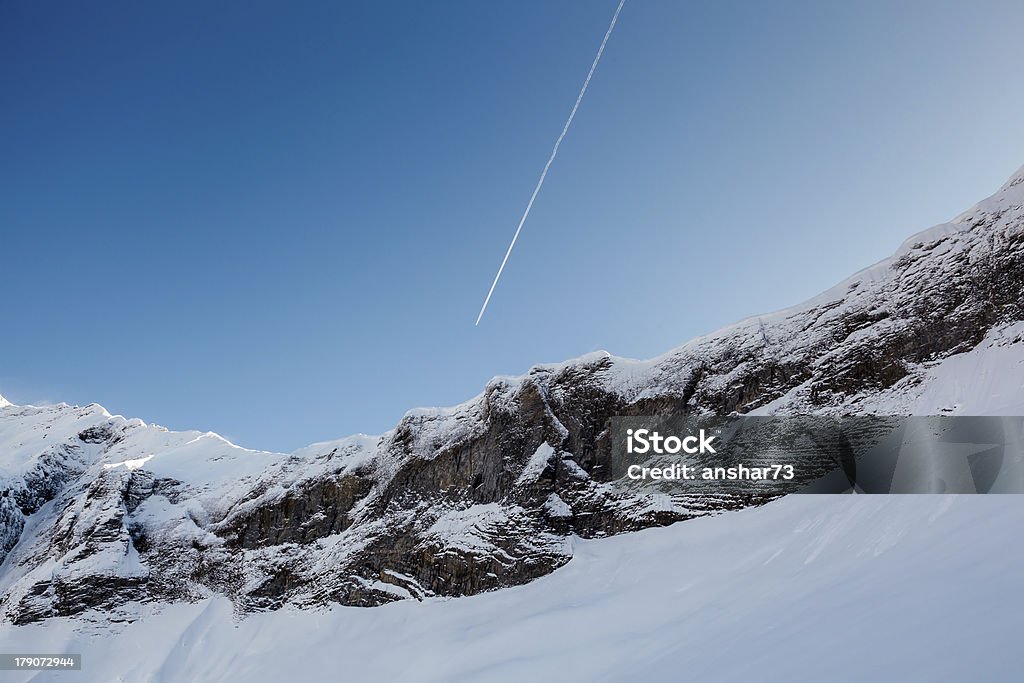 Mountain Peak und Flugzeug Trail nahe Megeve in den französischen Alpen - Lizenzfrei Flugzeug Stock-Foto