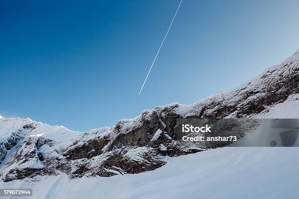 Pico Da Montanha E Avião Trail Perto Megeve Em Francês Alpes - Fotografias de stock e mais imagens de Avião