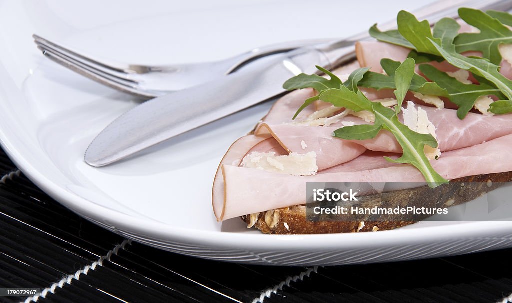 Prosciutto su pane - Foto stock royalty-free di Alimentazione sana