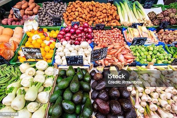 Frescos Produtos Hortícolas No Mercado - Fotografias de stock e mais imagens de Secção de frutas e legumes - Secção de frutas e legumes, Mercado - Espaço de Venda a Retalho, Abacate