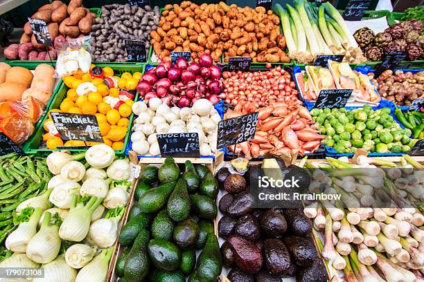 Свежие Овощи На Рынке — стоковые фотографии и другие картинки Продуктовая секция - Продуктовая секция, Рынок - 	место для торговли, Авокадо