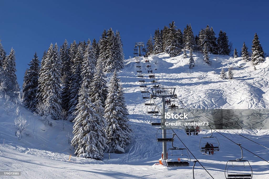 Sunny pista de esqui e levante perto de Megeve nos Alpes franceses - Foto de stock de Alpes europeus royalty-free