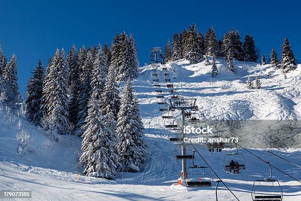 Foto de Sunny Pista De Esqui E Levante Perto De Megeve Nos Alpes Franceses e mais fotos de stock de Alpes europeus