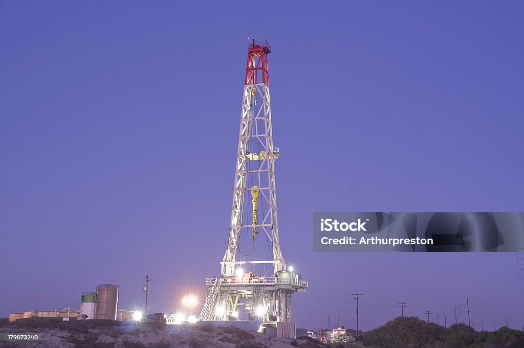 Tubo de perfuração no crepúsculo - Royalty-free Campo Petrolífero Foto de stock