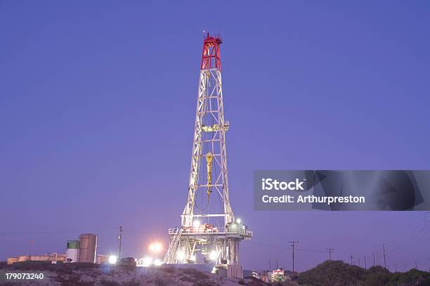 Нефтяной Бур В Сумерках — стоковые фотографии и другие картинки Нефтяное месторождение - Нефтяное месторождение, Окснард, Machinery