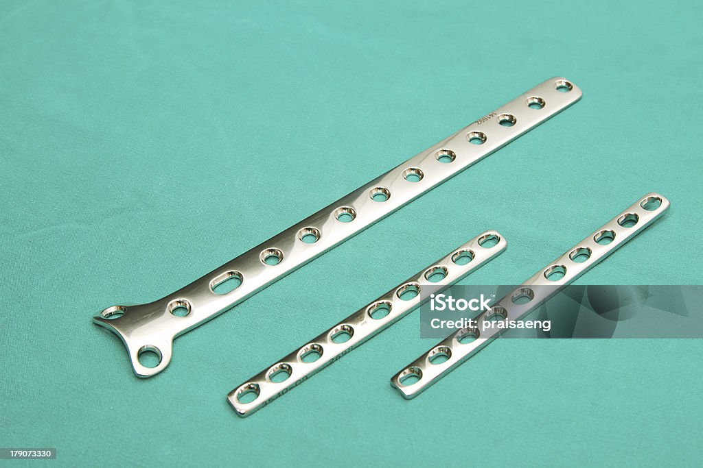 Implante ortopédico pratos na mesa Estéril - Foto de stock de Aço royalty-free