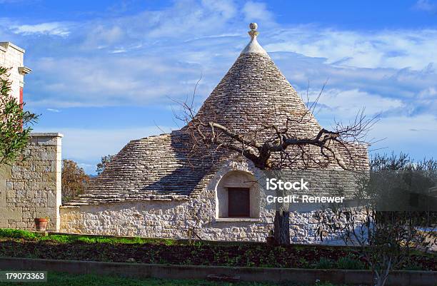 Foto de Trullo Em Campo Apulia e mais fotos de stock de Alberobello - Alberobello, Bari, Casa