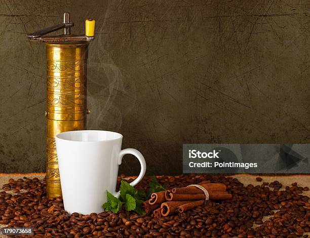 Tasse Cooffee Mit Altmodischen Schleifmaschine Stockfoto und mehr Bilder von Alkoholfreies Getränk - Alkoholfreies Getränk, Altertümlich, Antiquität