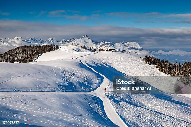 Esquí Y Snowboard En Alpes Franceses Megeve Foto de stock y más banco de imágenes de Megève - Megève, Esquí - Deporte, Abeto