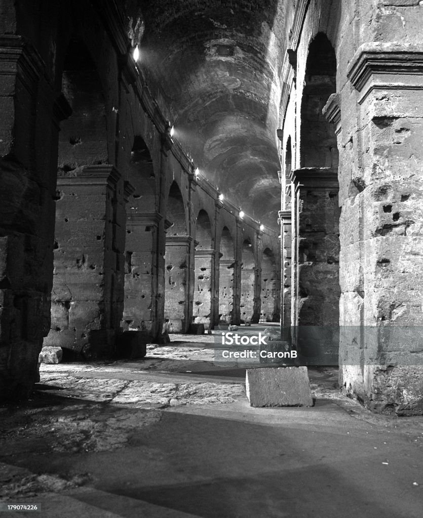 Archi e corridoi, Colosseo, Roma. - Foto stock royalty-free di Ambientazione interna