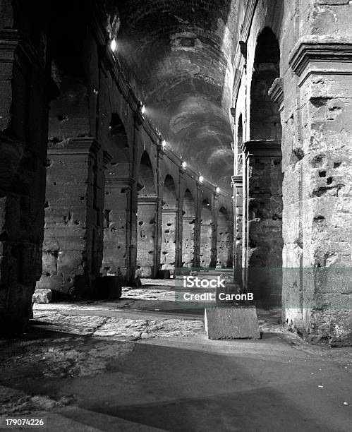 Archi E Corridoi Colosseo Roma - Fotografie stock e altre immagini di Ambientazione interna - Ambientazione interna, Anfiteatro, Architettura
