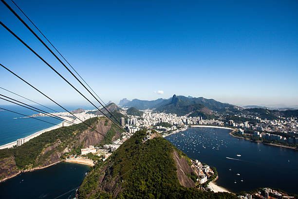 cable car на сахар, хлеб в рио-де-жанейро - rio de janeiro sugarloaf mountain overhead cable car copacabana beach стоковые фото и изображения