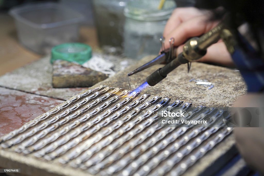 Manos de joyero en el trabajo de soldadura de plata - Foto de stock de Joyero - Oficio creativo libre de derechos