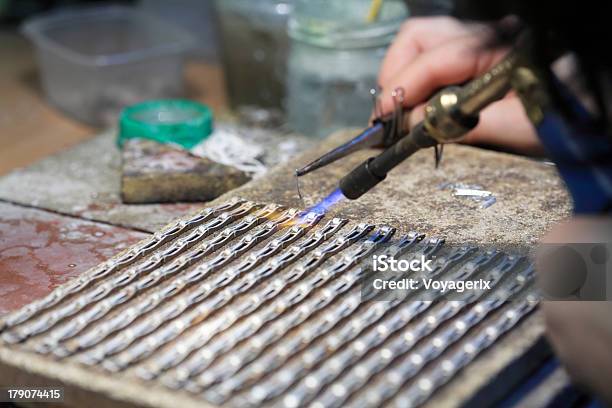 Manos De Joyero En El Trabajo De Soldadura De Plata Foto de stock y más banco de imágenes de Joyero - Oficio creativo