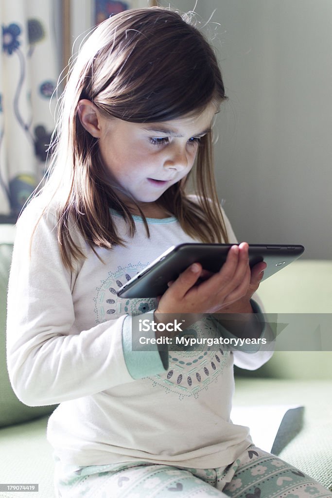 자녀가 태블릿 컴퓨터를 사용하여 - 로열티 프리 Brand Name Video Game 스톡 사진