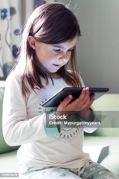 자녀가 태블릿 컴퓨터를 사용하여 Brand Name Video Game에 대한 스톡 사진 및 기타 이미지 - Brand Name Video Game, 금발 머리, 놀이