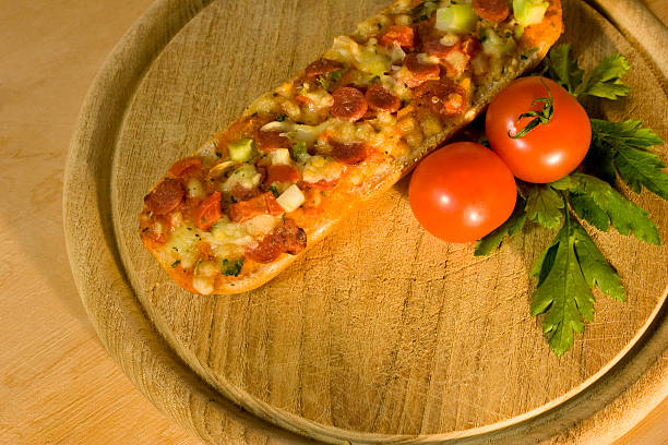 pizza baquette français - french bread pizza photos et images de collection