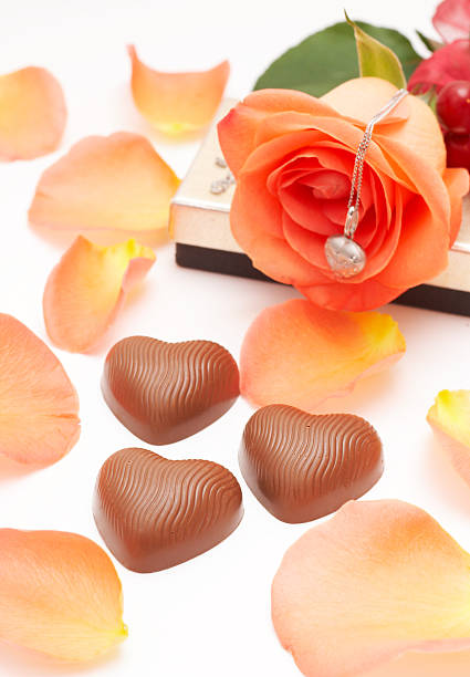 valentines chocolates y rosas. - orange rose candy valentines day fotografías e imágenes de stock