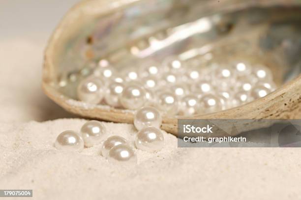 Carcasa Con Perlas Foto de stock y más banco de imágenes de Collar de perlas - Joyas - Collar de perlas - Joyas, Arena, Concha - Parte del cuerpo animal
