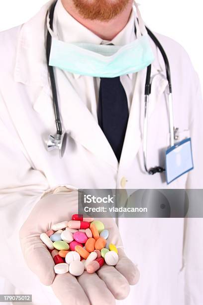Médico Con Comprimidos Foto de stock y más banco de imágenes de Abrigo - Abrigo, Aislado, Asistencia sanitaria y medicina