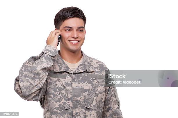 Foto de Soldado Americano Comunicação Sobre Telefone Celular e mais fotos de stock de 20 Anos